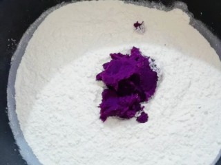 8、紫薯发面豆沙饼,盆里放入面粉，加入紫薯泥