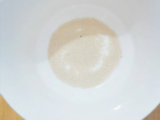 9、紫薯发面豆沙饼,碗里加入酵母粉，用温水化开