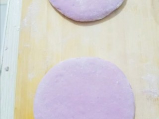 17、紫薯发面豆沙饼,擀成饼