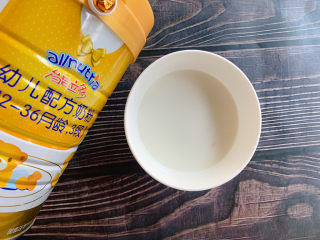 2、苹果千层蛋糕,准备105g纯牛奶,家里没纯牛奶,我用的孩子喝的澳优能立多G4兑的