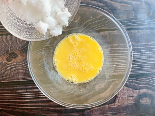 3、苹果千层蛋糕,鸡蛋打散均匀,加细砂糖