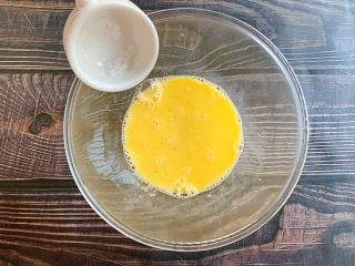 4、苹果千层蛋糕,盐拌匀