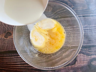 5、苹果千层蛋糕,倒入牛奶搅拌均匀