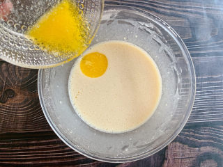 8、苹果千层蛋糕,倒入提前融化了的黄油