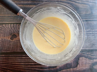 9、苹果千层蛋糕,搅拌均匀