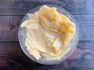 11、苹果千层蛋糕,倒入面糊中拌匀