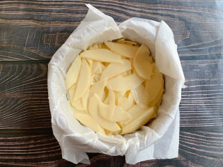 12、苹果千层蛋糕,再倒入垫了油纸的6寸模具中