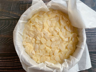 14、苹果千层蛋糕,表面撒上杏仁片