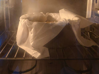 16、苹果千层蛋糕,放入提前预热的烤箱中层,180度约烤40分钟即可,时间与温度根据实际情况调整