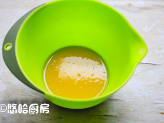 3、数字生日蛋糕,分开蛋清、蛋黄至2个无油无水的干净容器中，蛋黄中加入玉米油搅拌均匀。