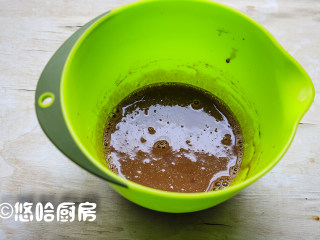 4、数字生日蛋糕,可可溶液过筛至蛋黄液中，若有未溶解的可可粉，用刮刀反复在筛网上按压几次就会划开，别浪费。