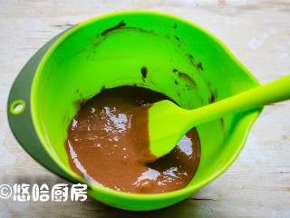 5、数字生日蛋糕,筛入金龙鱼糕点用小麦粉至蛋黄液中，用蛋抽或刮刀上下翻拌均匀，待用。