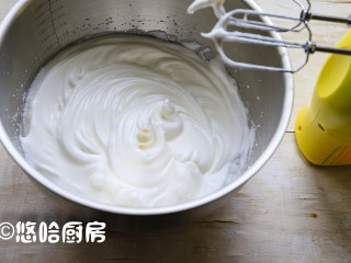 7、数字生日蛋糕,蛋清用电动打蛋器一直搅打至能拉出小弯钩的状态即可。