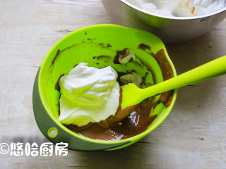 8、数字生日蛋糕,取1/3的蛋白霜至蛋黄糊中，用刮刀上下翻拌均匀，也就是以切拌的方式拌匀。