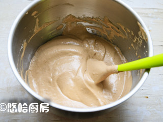 9、数字生日蛋糕,拌匀的蛋黄糊倒回余下的蛋白霜中，继续采用切拌的方式拌匀，拌匀的面糊光滑细腻有光泽。