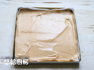 10、数字生日蛋糕,烤盘中提前铺好油纸，将面糊倒入烤盘中，用刮板将表面大致刮平。