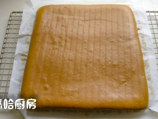 11、数字生日蛋糕,烤盘放入烤箱之前，在台面上震几下，可震出面糊中的大气泡。烤盘放入已预热到位的烤箱中层，烘烤温度为160度，烘烤模式上下管同时加热，烘烤20分钟，到时立刻取出烤盘，倒扣在铺上油纸的网架上，迅速将蛋糕上的油纸撕开，将蛋糕再翻面回来彻底放凉待用。