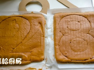 12、数字生日蛋糕,用硬纸板剪出要用到的数字，大小随意，我裁剪的数字有点大，一份蛋糕只能裁剪出一个数字，用锋利的刀子刻出蛋糕。数字某宝上有卖现成模板的，大小尺寸都有，按需购买哈。