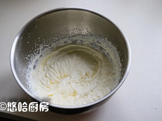 14、数字生日蛋糕,淡奶油加入绵白糖或糖粉，打发至纹路明显不流动的状态，同时准备水果。