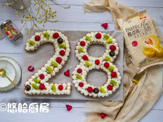 16、数字生日蛋糕,盖上另一片蛋糕，继续在蛋糕边缘挤上一圈淡奶油，在空隙中摆上树莓、猕猴桃块和水滴巧克力。蛋糕放入冰箱冷藏定型，吃之前取出即可。