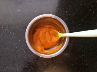 1、 美容养颜、营养健康的南瓜戚风蛋糕,1、首先把南瓜削皮切块蒸熟后用勺子压成泥过筛放凉备用。