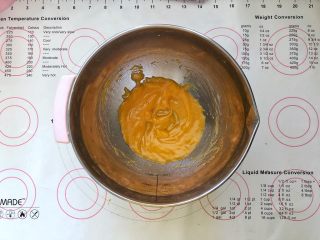 2、 美容养颜、营养健康的南瓜戚风蛋糕,2、玉米油和南瓜泥倒入盆中搅拌至乳化状态。