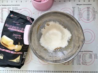 3、 美容养颜、营养健康的南瓜戚风蛋糕,3、筛入蛋糊粉。