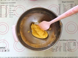 4、 美容养颜、营养健康的南瓜戚风蛋糕,4、搅拌至无干粉。