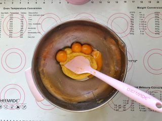5、 美容养颜、营养健康的南瓜戚风蛋糕,5、倒入蛋黄。