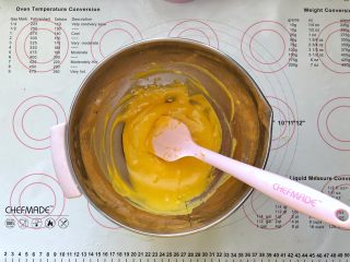 6、 美容养颜、营养健康的南瓜戚风蛋糕,6、搅拌均匀。