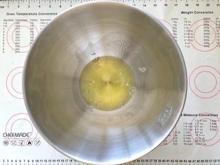 7、 美容养颜、营养健康的南瓜戚风蛋糕,7、蛋白分离到打蛋盆中。