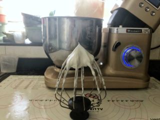 8、 美容养颜、营养健康的南瓜戚风蛋糕,8、启动厨师机，分三次加入细砂糖先高速后转低速打至硬性发泡。