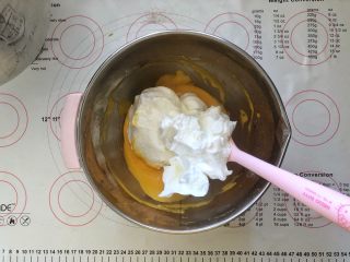 9、 美容养颜、营养健康的南瓜戚风蛋糕,9、取一半的蛋白霜加入蛋黄糊中。