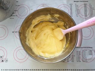 10、 美容养颜、营养健康的南瓜戚风蛋糕,10、翻拌均匀。