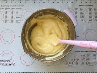 12、 美容养颜、营养健康的南瓜戚风蛋糕,12、继续翻拌均匀。