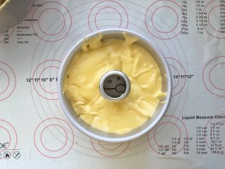 13、 美容养颜、营养健康的南瓜戚风蛋糕,13、倒入戚风蛋糕模具中，震出气泡。