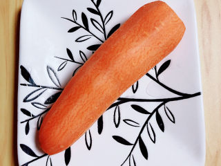 2、胡萝卜鸡蛋饼,准备好胡萝卜。