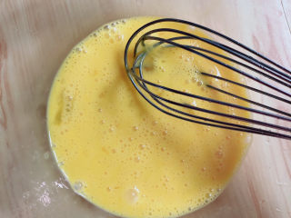 3、胡萝卜鸡蛋饼,鸡蛋搅打均匀。