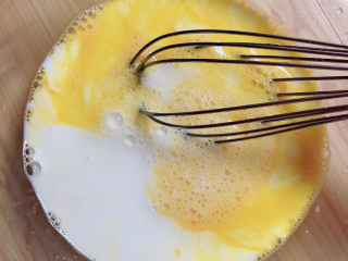 4、胡萝卜鸡蛋饼,加入牛奶。