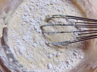 5、胡萝卜鸡蛋饼,再加入酵母粉、面粉，搅拌均匀。