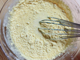 6、胡萝卜鸡蛋饼,再加入玉米粉搅拌均匀。