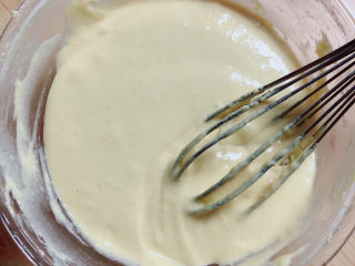 7、胡萝卜鸡蛋饼,面糊搅拌好，保鲜膜盖好，发酵一小时。