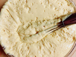 8、胡萝卜鸡蛋饼,面发酵好了，将气泡打掉。