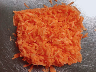 9、胡萝卜鸡蛋饼,胡萝卜丝切成丁儿。