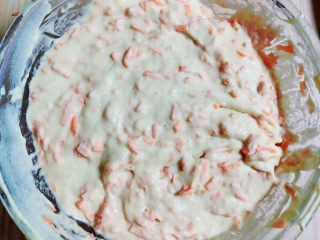 11、胡萝卜鸡蛋饼,面糊搅匀待用。