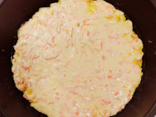 12、胡萝卜鸡蛋饼,锅中倒入油，放入面糊，盖盖儿中小火儿烙5分钟。