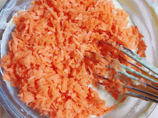 10、胡萝卜鸡蛋饼,将胡萝卜丁放入面糊中。