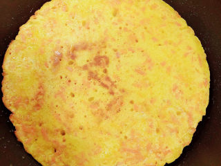 13、胡萝卜鸡蛋饼,饼蓬松起来了，翻面，继续烙3-5分钟。