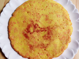 14、胡萝卜鸡蛋饼,饼烙好了。