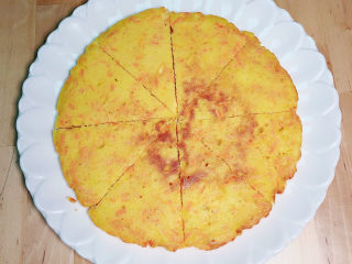 15、胡萝卜鸡蛋饼,切成八块。